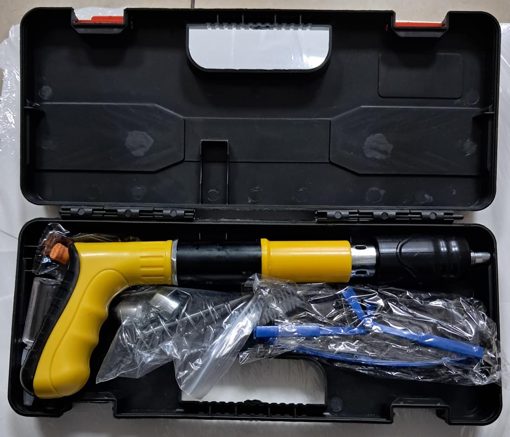 PISTOLA A PRESION DE CLAVOS DE ACERO MANUAL - Imagen 2