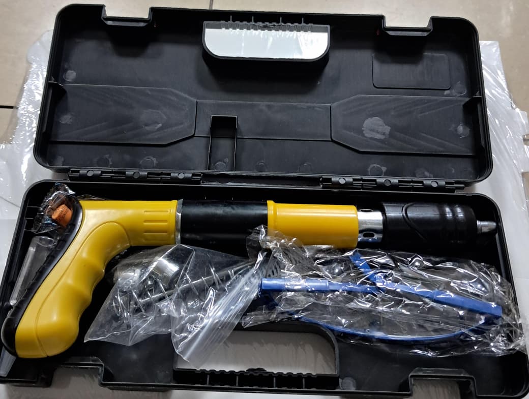 PISTOLA A PRESION DE CLAVOS DE ACERO MANUAL